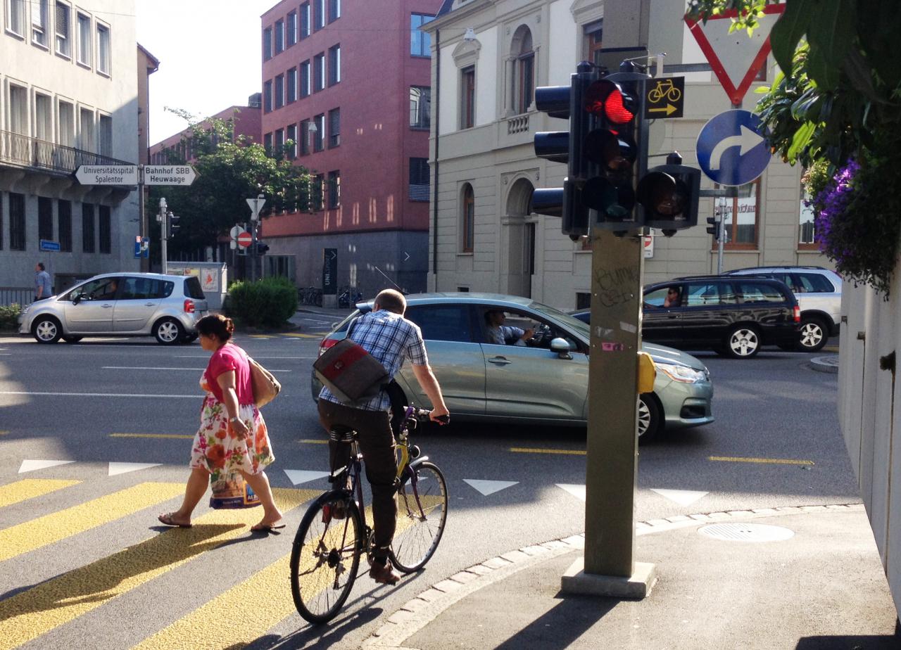 Should cyclists be allowed to ride through red lights Campaigners